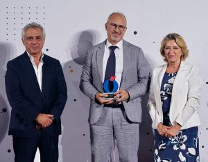 Luis Lorenzo de Juan, con el premio, junto a Andrés Navarro y Carmen Sánchez