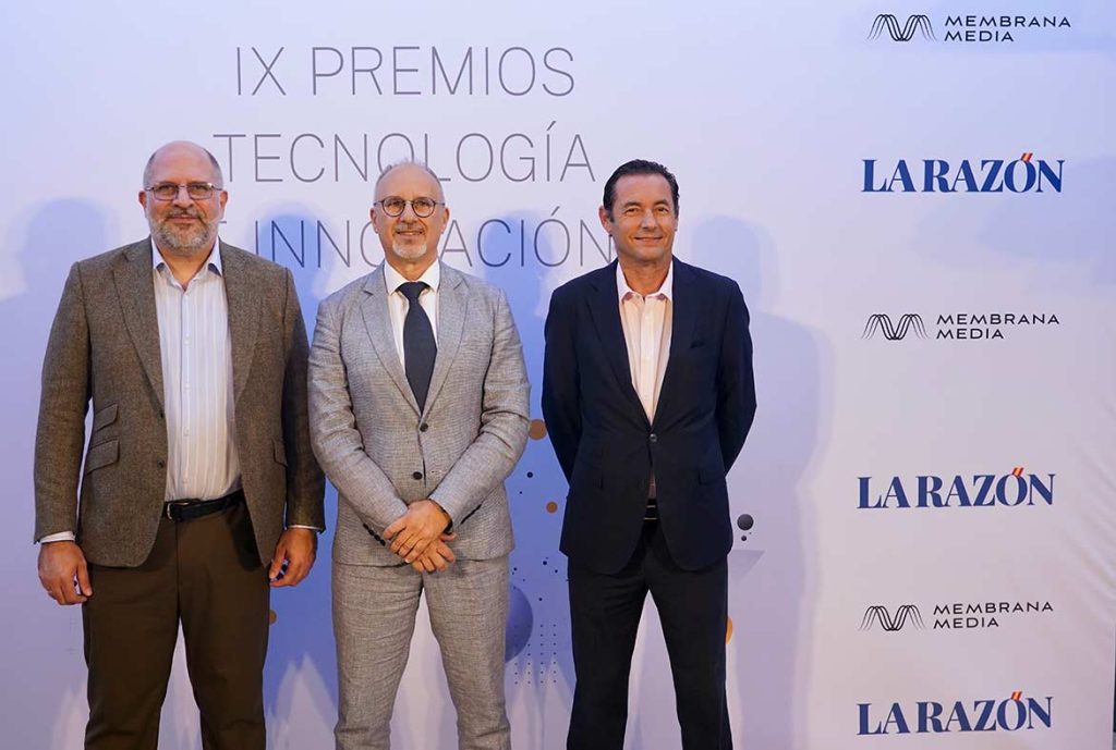 Luis Lorenzo de Juan, con el premio, junto a Andrés Navarro y Carmen Sánchez